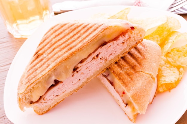 Panini da pranzo con patatine a parte.