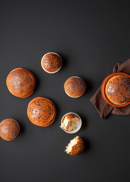 Panini di pane a lievitazione naturale in vassoi di ceramica