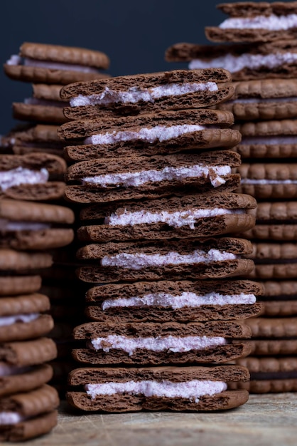 Panini di pasta sfoglia con gocce di cioccolato con ripieno cremoso