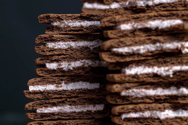 Panini di pasta sfoglia con gocce di cioccolato con ripieno cremoso