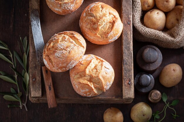 Panini di patate integrali e salutari cotti in panetteria