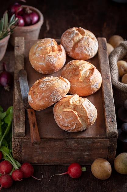 Panini di patate sani e fatti in casa nel seminterrato in legno