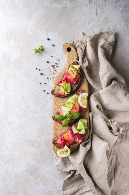 Panini di salmone marinato alla barbabietola