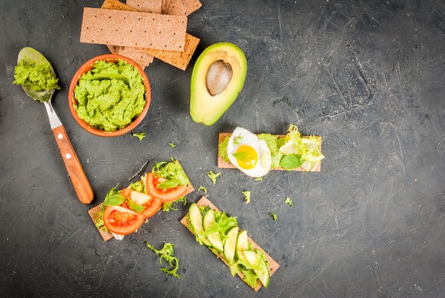 Panini dietetici con guacamole e verdure fresche