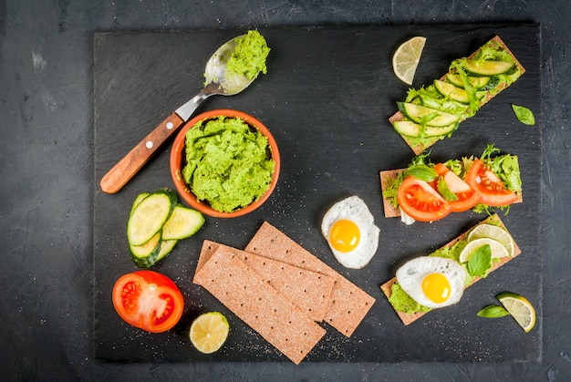 Panini dietetici con guacamole e verdure fresche