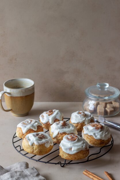 Panini dolci alla cannella con glassa. Pasticcini. Prima colazione.