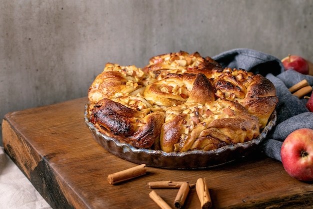 Panini dolci alla cannella e mele. Panetteria tradizionale fatta in casa