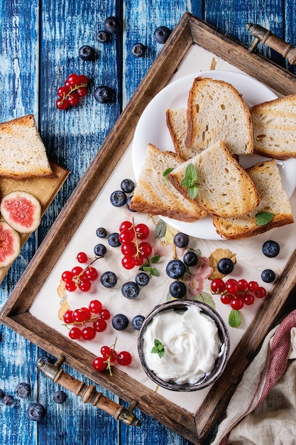 Panini dolci con frutti di bosco