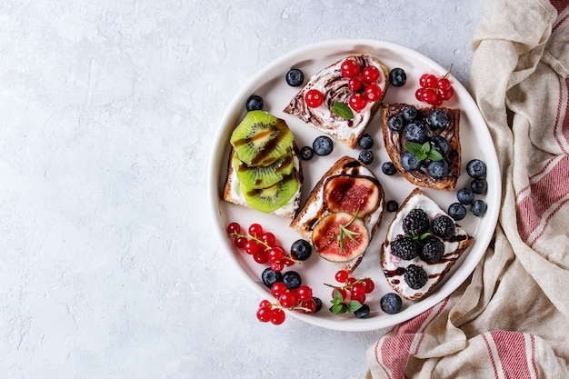 Panini dolci con frutti di bosco