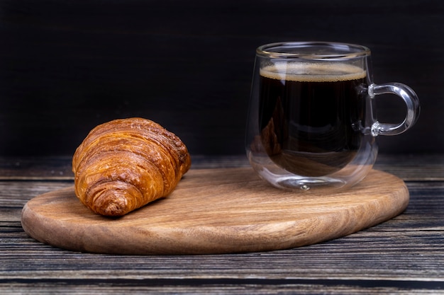 Panini dolci con una tazza di caffè su una tavola di legno