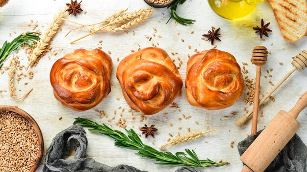 Panini dolci fatti in casa appena sfornati Cottura di segale e farina Vista dall'alto Stile rustico