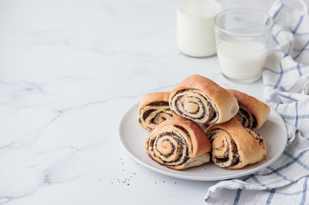 Panini dolci fatti in casa con semi di papavero con latte