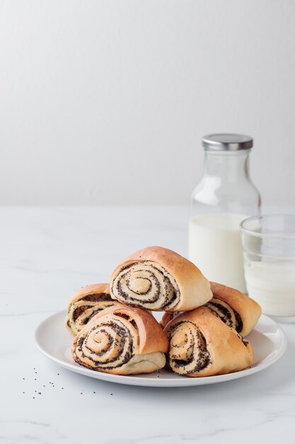 Panini dolci fatti in casa con semi di papavero con latte