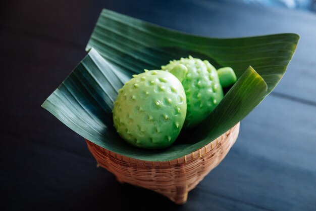 Panini Durian a forma di durian serviti su foglia di banana.