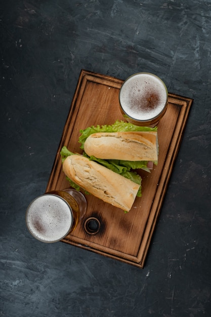 Panini e birra su un tavolo di legno