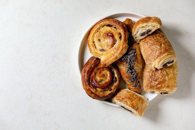 Panini e croissant di pasta sfoglia