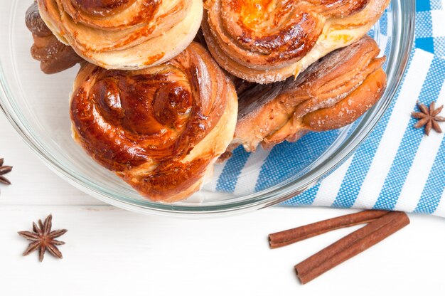 Panini fatti in casa con bastoncini di cannella