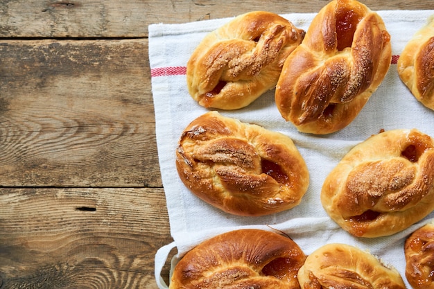 Panini fatti in casa con marmellata di mele su un fondo di legno