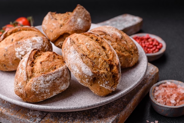 Panini freschi al forno con sale, spezie, semi e cereali