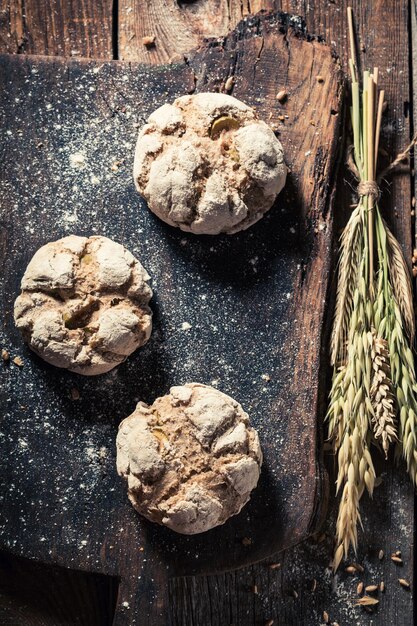 Panini freschi con diversi grani e farina