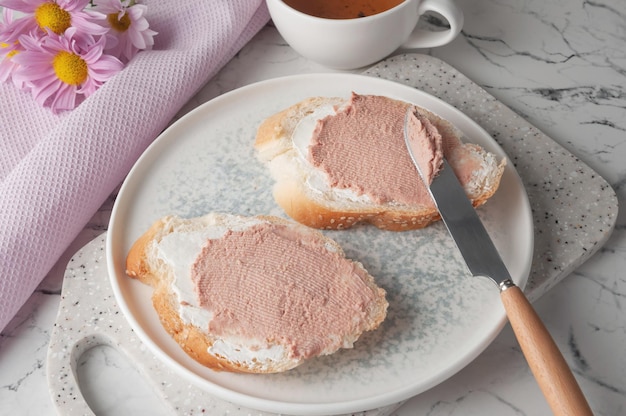 Panini freschi con formaggio e patè