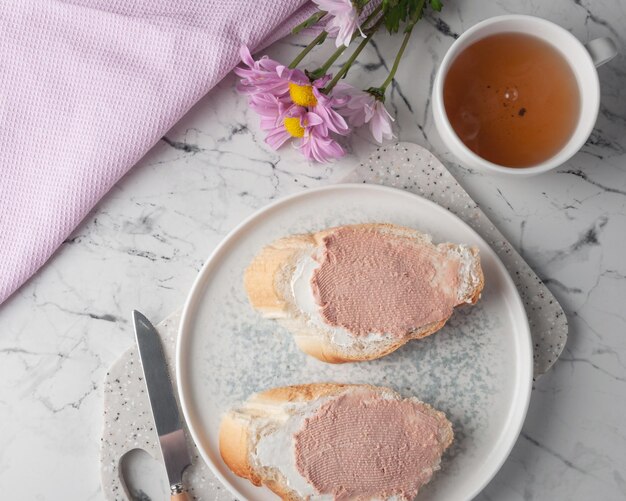 Panini freschi con formaggio e patè