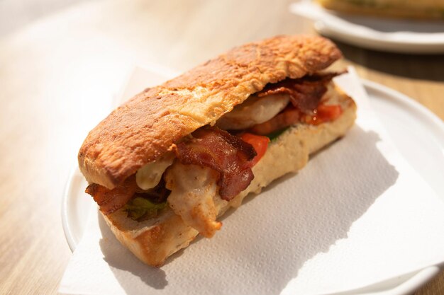 Panini freschi con prosciutto, formaggio, pancetta, pomodori, lattuga, cetrioli e cipolle.