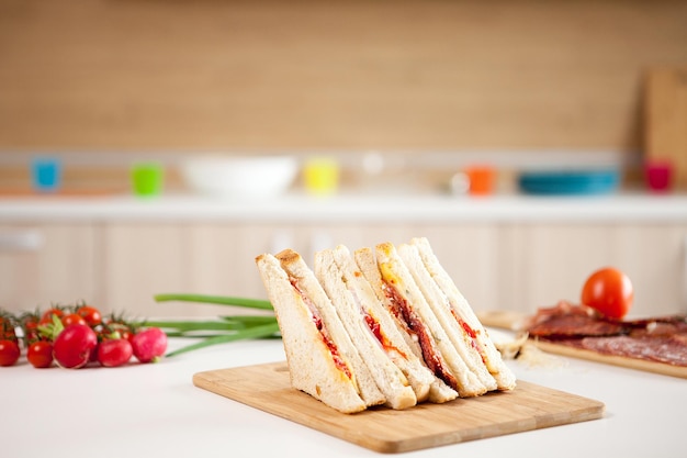 Panini freschi su tavola di legno in cucina con sfondo sfocato