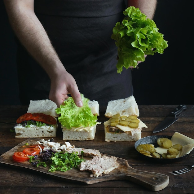 Panini ingredienti su una tavola di legno su uno sfondo scuro