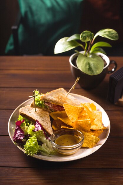 Panini messicani di tacos dell'alimento su una tavola in una barra.