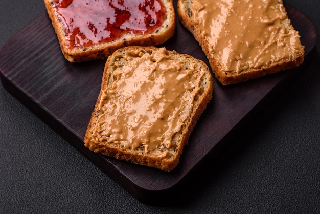 Panini nutrienti composti da pane marmellata di lamponi e burro di arachidi