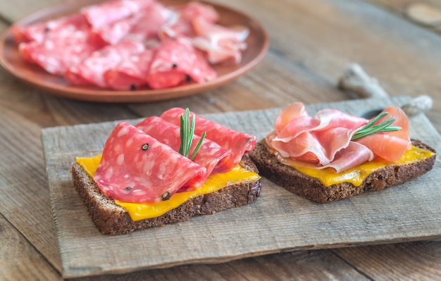 Panini spagnoli con salchichon e prosciutto