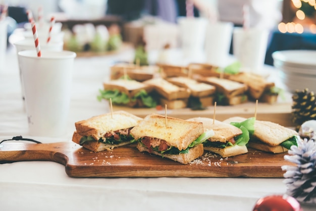 Panini sul tavolo da servire per la festa.