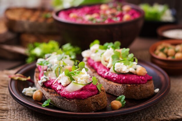 Panini vegani con hummus di barbabietola, cetriolo e gorgonzola