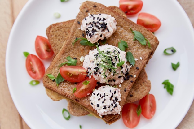 Panini vegani con pane a lievitazione naturale pomodori erbe quinoa e salsa vegana Vista dall'alto