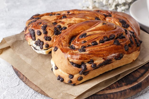 Panino al burro con il primo piano delle gocce di cioccolato