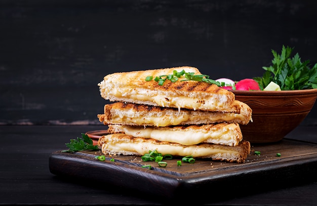 Panino al formaggio alla griglia fatto in casa per la colazione