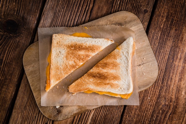 Panino al formaggio appena fatto