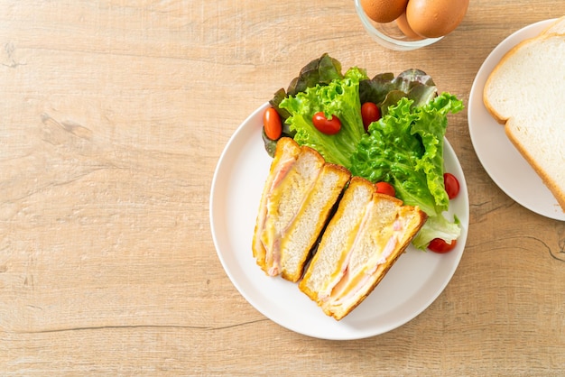 Panino al formaggio fatto in casa con insalata