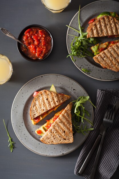 Panino al formaggio grigliato con avocado e pomodori