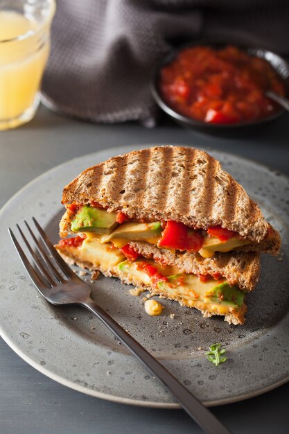 Panino al formaggio grigliato con avocado e pomodori