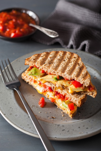 Panino al formaggio grigliato con avocado e pomodori