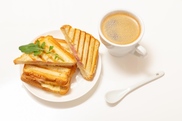 Panino al formaggio grigliato fatto in casa per colazione con una tazza di caffè