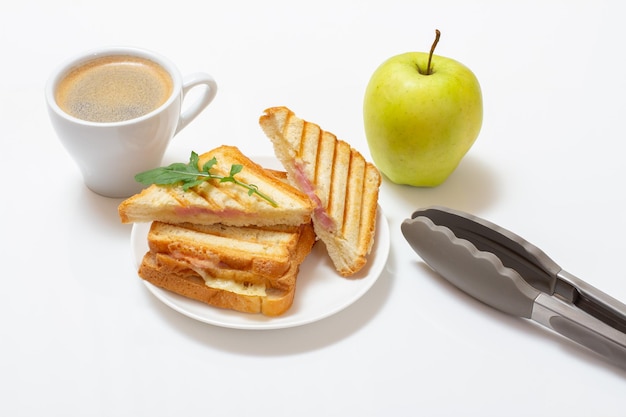 Panino al formaggio grigliato fatto in casa per colazione con una tazza di caffè