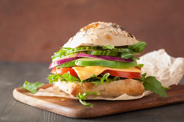 Panino al pomodoro con formaggio di avocado e cipolla di cetriolo