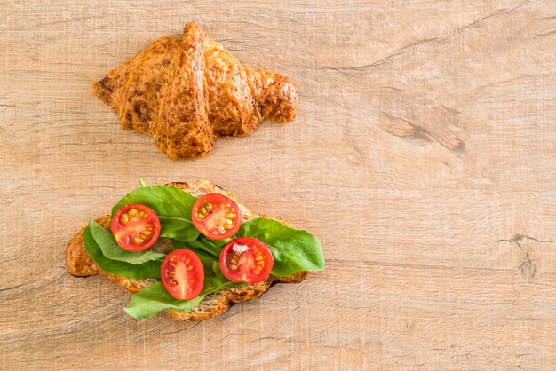 panino al pomodoro e croissant