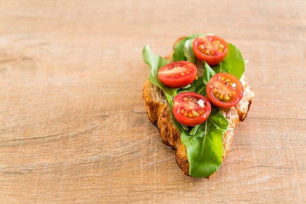 panino al pomodoro e croissant