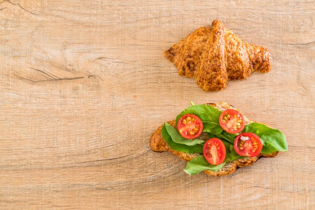 panino al pomodoro e croissant