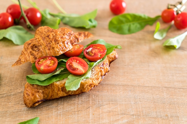 panino al pomodoro e croissant