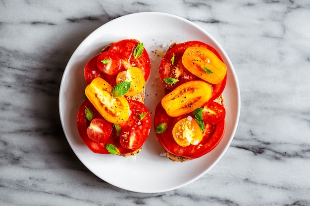 Panino al pomodoro su marmo